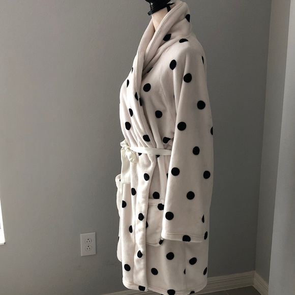 VICTORIAS SECRET Cozy Short Plush Robe in a white and black polka dots | M/L - Picture 8 of 12